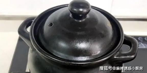 炖鸽子汤不需要太多调料，只放一味就行，炖出来汤鲜味美