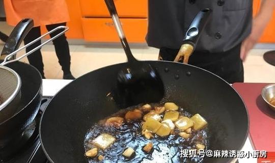 我家吃鱼不红烧，不用一滴水，鱼肉鲜嫩味道足，上桌连汤汁都不剩