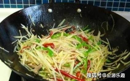 炒土豆丝时，记住这几个小妙招，土豆丝更清脆，色泽更亮丽