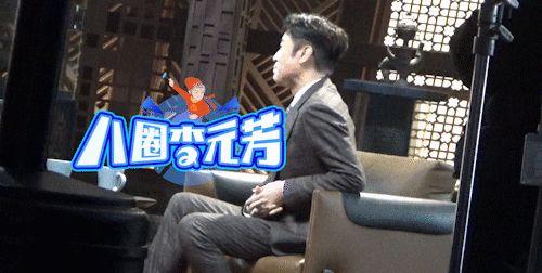 于和伟穿西装拍广告造型儒雅 与工作人员热聊平易近人