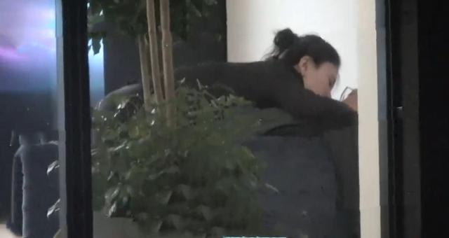 王宝强绯闻女友再被拍！和新欢牵手逛街好亲昵，同回住处疑已同居