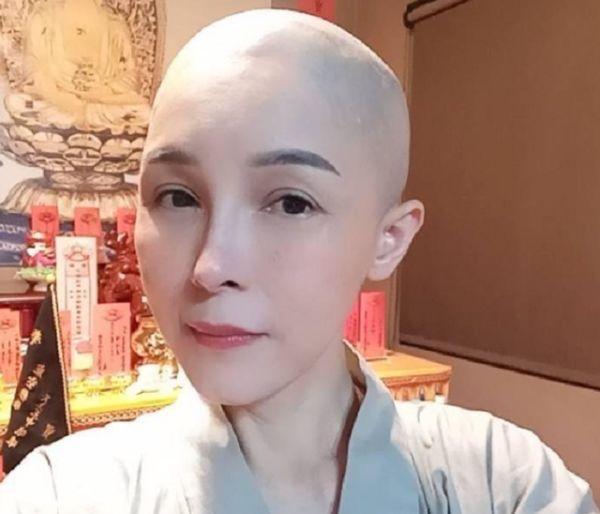 50岁女星削发为尼！在家人见证下狠心剃光头，曾未婚生子情路坎坷