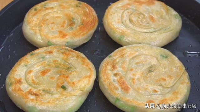 酥掉渣的葱油饼，原来是卷出来的，外酥里软，凉了也不发硬，真香