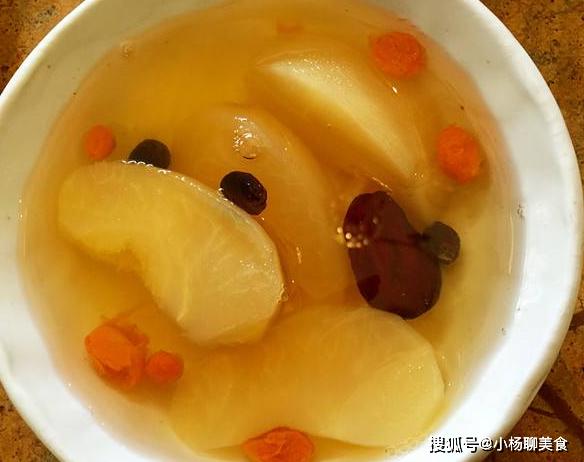 婆婆天天用苹果煮水喝，坚持食用1个月，滋养肌肤排毒素