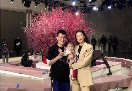 陈冠希晒女儿近照，因颜值太高获赞，网友：完美复制爸爸长相