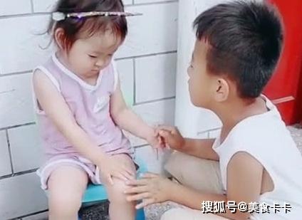 “小暖男哥哥”专业哄妹妹走红，没什么事是“一块糖”搞不定的