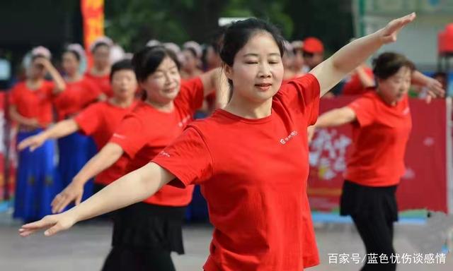 45岁女人哭诉：跳了一年交谊舞，老公离开我，家没了