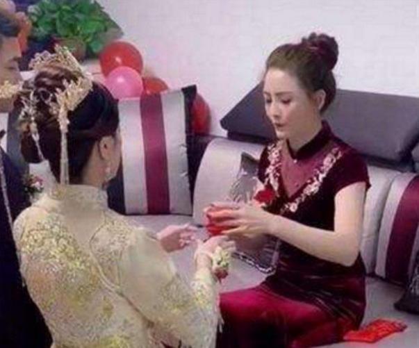 扎丸子头的“高颜值婆婆”走红，与新娘像“姐妹”，健身的功劳最大