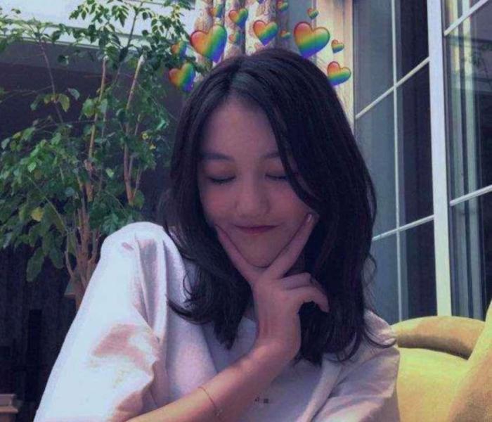 王菲女儿李嫣“兔唇痕迹”已无？近照笑容自信大方，气质超像妈妈