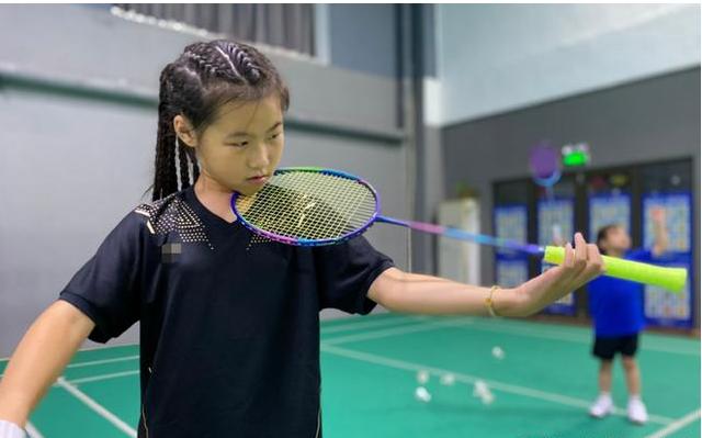 岳云鹏7岁女儿下厨，站凳子上炒菜好娴熟，脸圆嘟嘟五官酷似爸爸