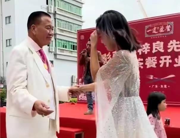 万梓良落户长沙小县城！房价一万平64岁还接受商业演出为妻儿挣钱