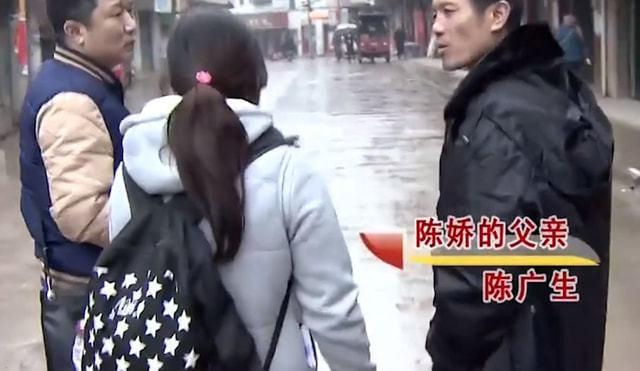 父母抛弃女儿21年，21年后女儿带着男友回乡下见家长，反被父母打