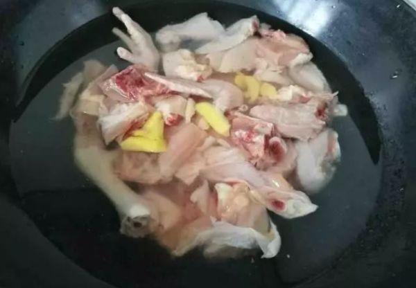 炖鸡有讲究，掌握好“一个窍门”，鸡肉鲜嫩味正宗，教你正确做法