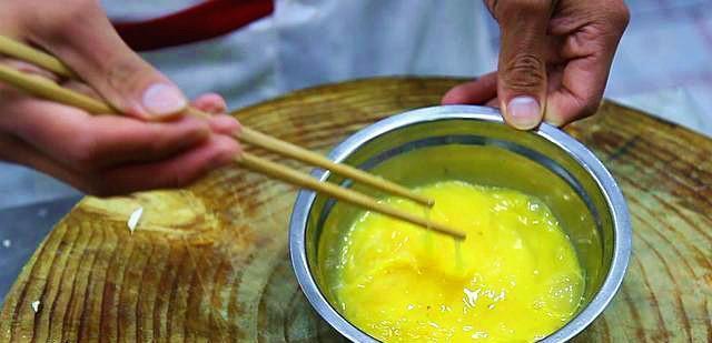 鸡蛋和鸡腿菇炒，是鸡腿菇而不是鸡腿，小孩子很爱吃