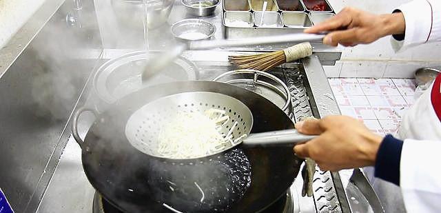 鸡蛋和鸡腿菇炒，是鸡腿菇而不是鸡腿，小孩子很爱吃