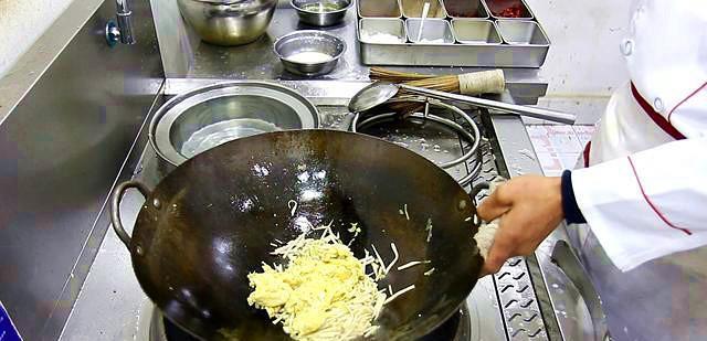 鸡蛋和鸡腿菇炒，是鸡腿菇而不是鸡腿，小孩子很爱吃