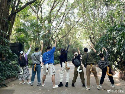 高圆圆与一众好友同游动物园 与闺蜜怼脸拍搞怪卖萌超可爱