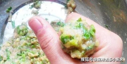 厨师长教你做豆腐丸子，不加水不和面糊，外酥里嫩又好吃