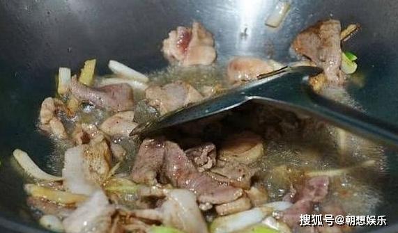 奶奶告诉我炒猪肉时，牢记这三个步骤，做出来的肉香嫩入味很滑口