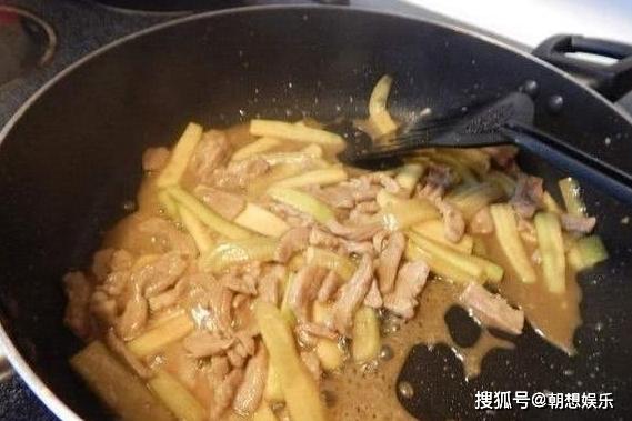 奶奶告诉我炒猪肉时，牢记这三个步骤，做出来的肉香嫩入味很滑口