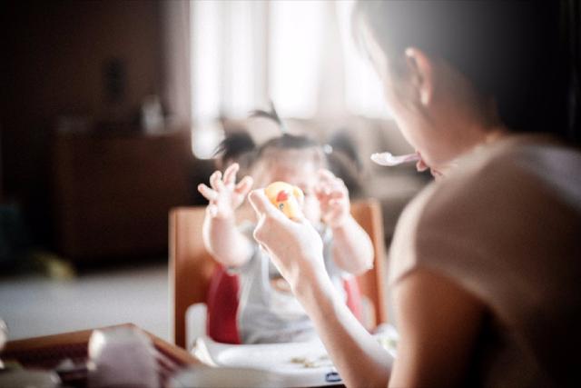 引以为戒，妈妈用橡皮筋固定衣袖一夜未取，孩子险些遭受截肢