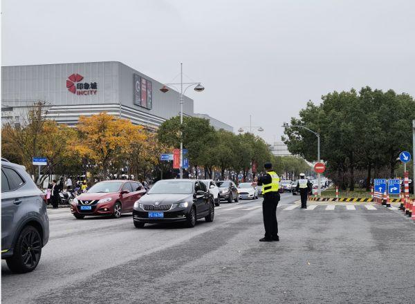 果然在排队！上海又一网红地标今天开门迎客，10万人前来打卡…这商场到底有何特殊？