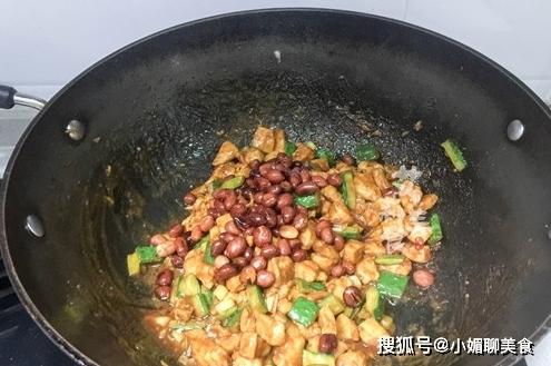 鸡肉这样炒，简直太好吃了，春天要常吃，增强体质，不闹病不发胖