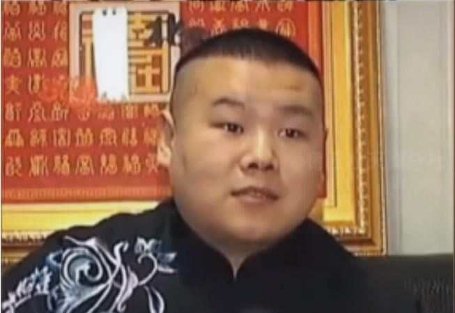 郭德纲6岁儿子沙发上玩游戏！穿秋衣身上肉嘟嘟，手腕金镯子吸睛