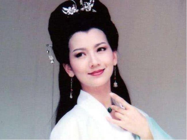 妈妈曾是最美白娘子，他颜值高却不温不火10年，今靠老妈火了一把