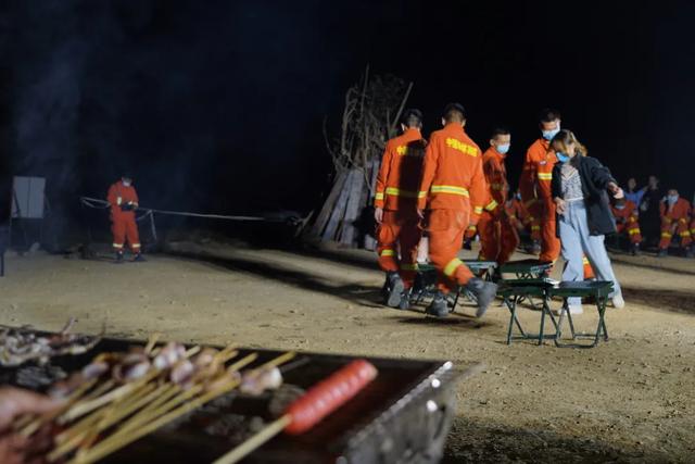 野外驻训丨练兵正酣时，篝火晚会来助力