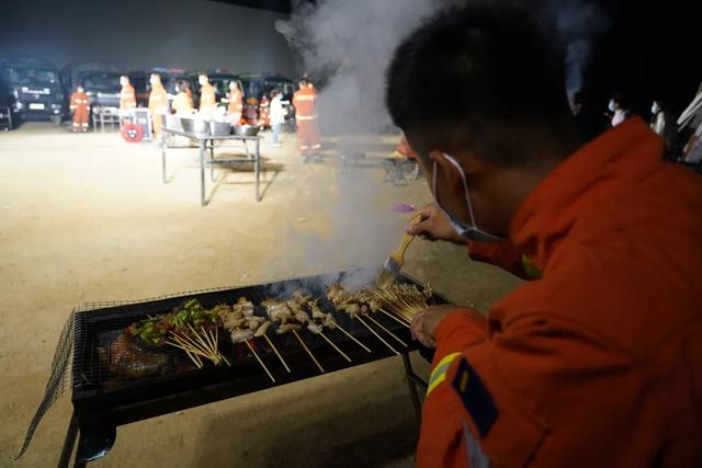 野外驻训丨练兵正酣时，篝火晚会来助力