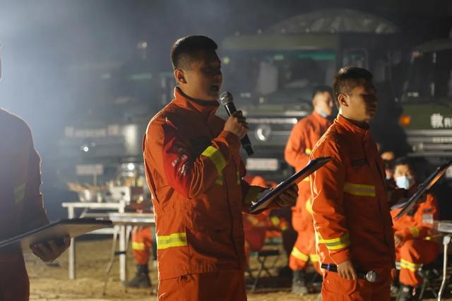 野外驻训丨练兵正酣时，篝火晚会来助力