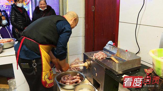 今年猪肉便宜了 自贡灌香肠热潮提前到来