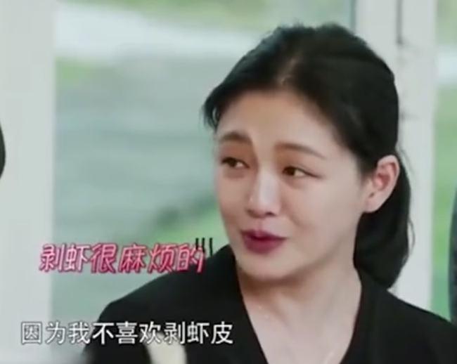 幸福三重奏：挺着肚子干活的蒋勤勤恩爱至今，被剥虾的大S离婚