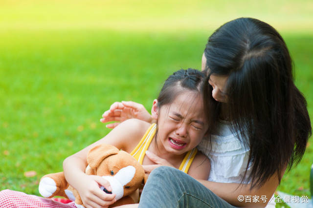 老婆怀二胎，老公亲自喂草莓，旁边的女儿眼神太有戏，意见大了