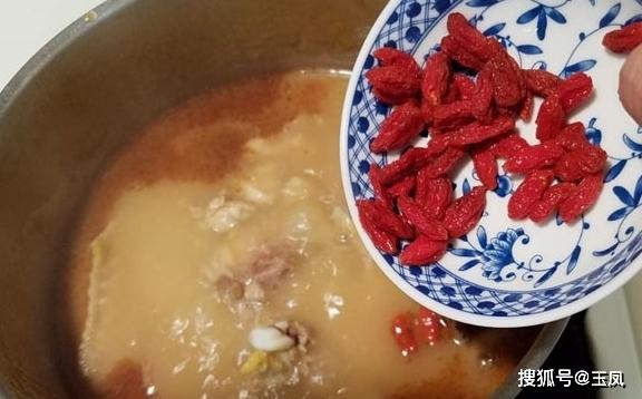 冬天进补就吃麻油鸡，这样做麻香浓郁，鲜香嫩滑，拌米饭吃更美味