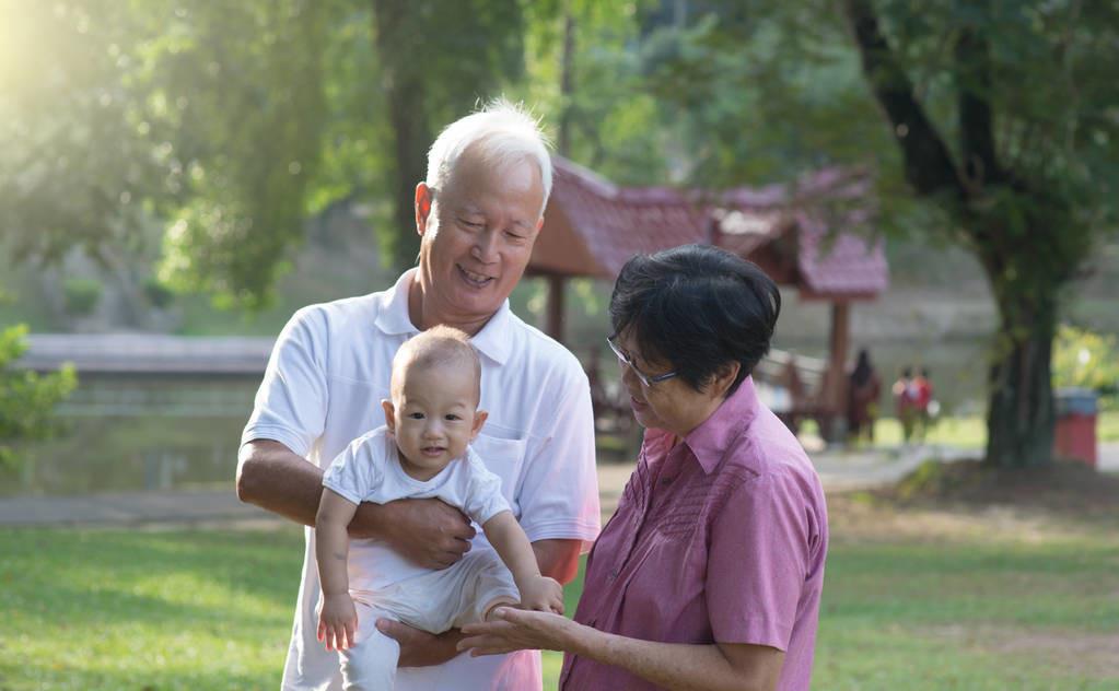 2个儿子家生4个孩子，老父母10年带孩子后，终于迎来幸福晚年