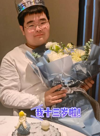 “谢飞机”13岁了！晒照庆生被调侃“等比例长大”，还好没长残