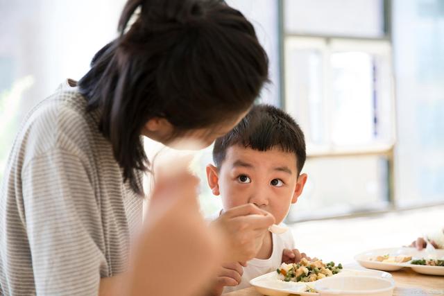 10岁以下的孩子，4类食物不合适吃，想要脾胃好不积食，家长谨记