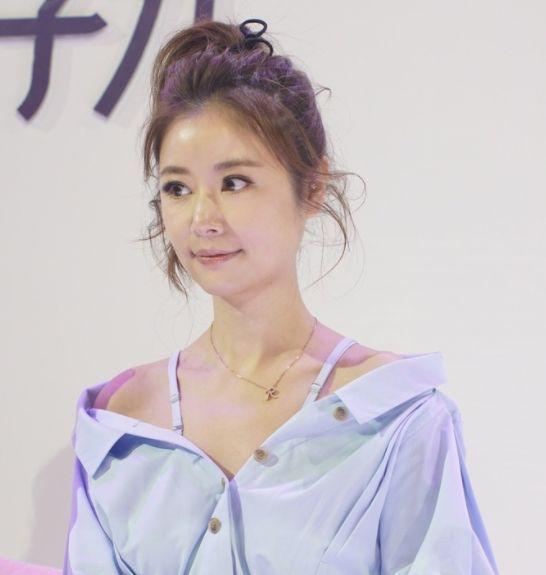 林心如4岁女儿罕见现身，一头长发浓密油亮，身高已到爸爸腰部