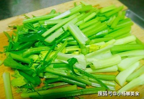 芹菜和此食物是最佳搭档，每天一盘，清热解毒、排毒减肥，还养血