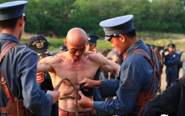 他是《亮剑》里的骑兵连连长，也是十七年如一日的硬汉