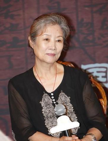 老戏骨塑造经典，嫁给明星老公恩爱牵手54年，伉俪情深惹人嫉妒