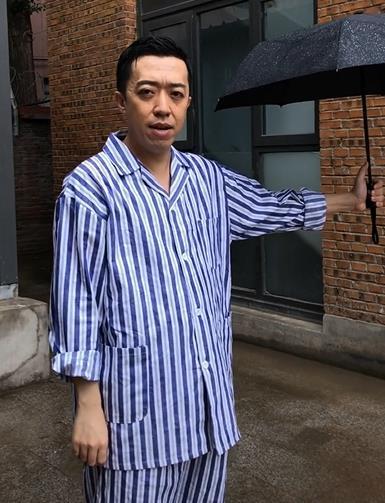 42岁相声演员李菁晒近照，穿病号服淋雨太心酸，还不回德云社？