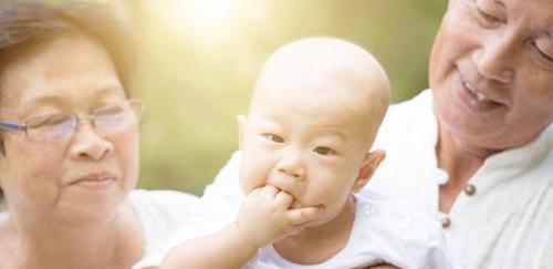 带孙子和不带孙子的晚年有啥区别？两位老人的晚年对比，太现实