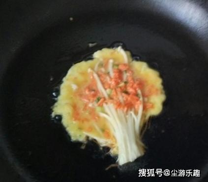 它和鸡蛋是绝配，不用蒸不用炸，营养又美味，这样做，孩子爱吃