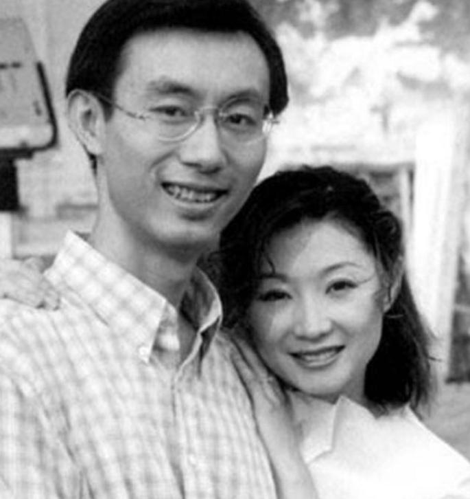 百亿影帝张译，苦熬10年大火，妻子二婚还带娃，结婚15年坚持丁克