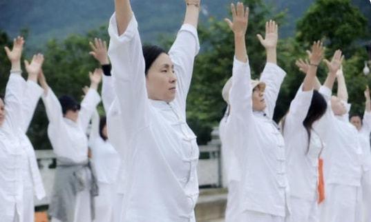 徐峥被曝上山修行，身穿白色修行服显朴素，躺在地上与众人合影！