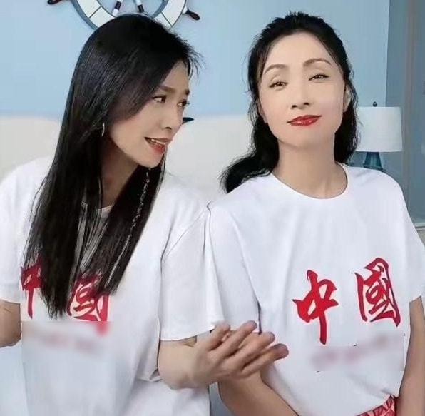 徐峥被曝上山修行，身穿白色修行服显朴素，躺在地上与众人合影！