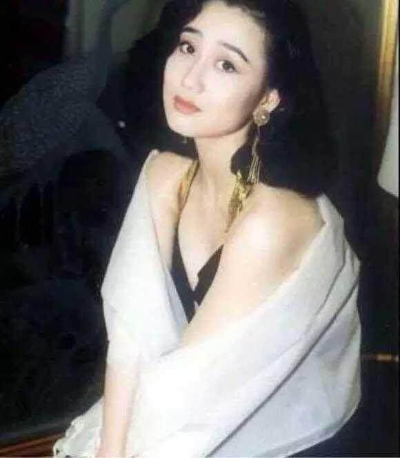 利智年轻时有多美？李连杰为她抛家弃子，何鸿燊想娶她做五姨太